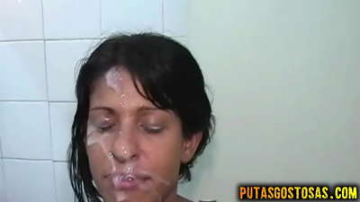 Tanora brunette dia nanao firaisana am-bava sy anal alohan'ny hidirany amin'ny tarehiny